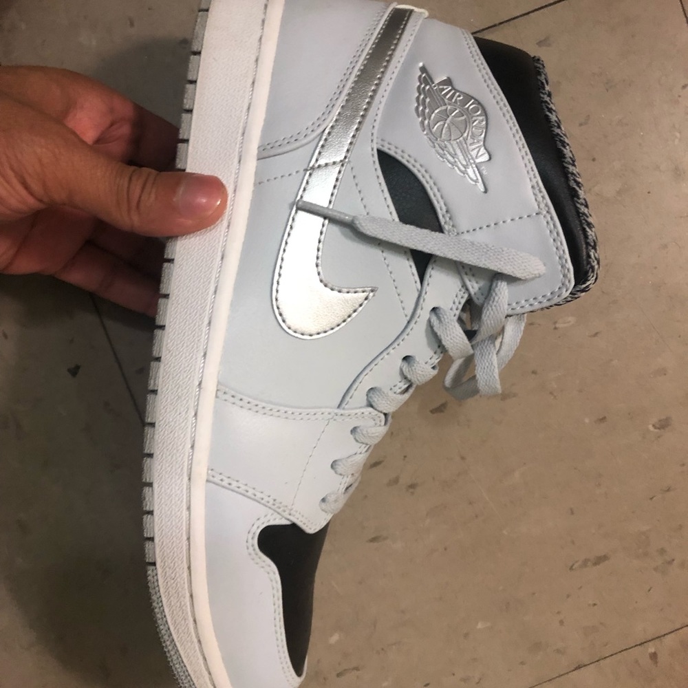 Air Jordan 1’s grey and black